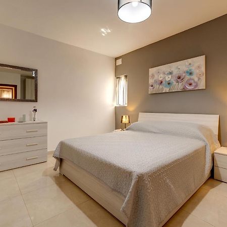 Stylish Bright And Airy Apart In Central Bugibba St. Paul's Bay Bagian luar foto