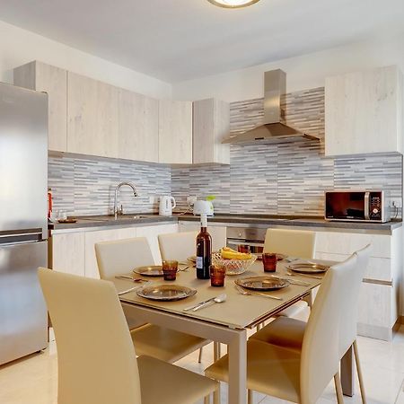 Stylish Bright And Airy Apart In Central Bugibba St. Paul's Bay Bagian luar foto