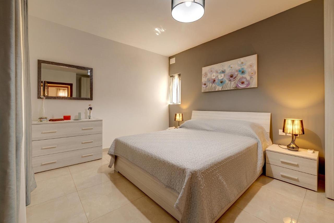 Stylish Bright And Airy Apart In Central Bugibba St. Paul's Bay Bagian luar foto