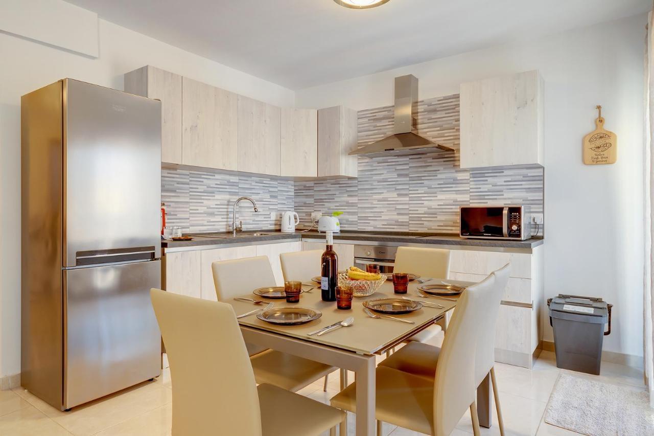 Stylish Bright And Airy Apart In Central Bugibba St. Paul's Bay Bagian luar foto