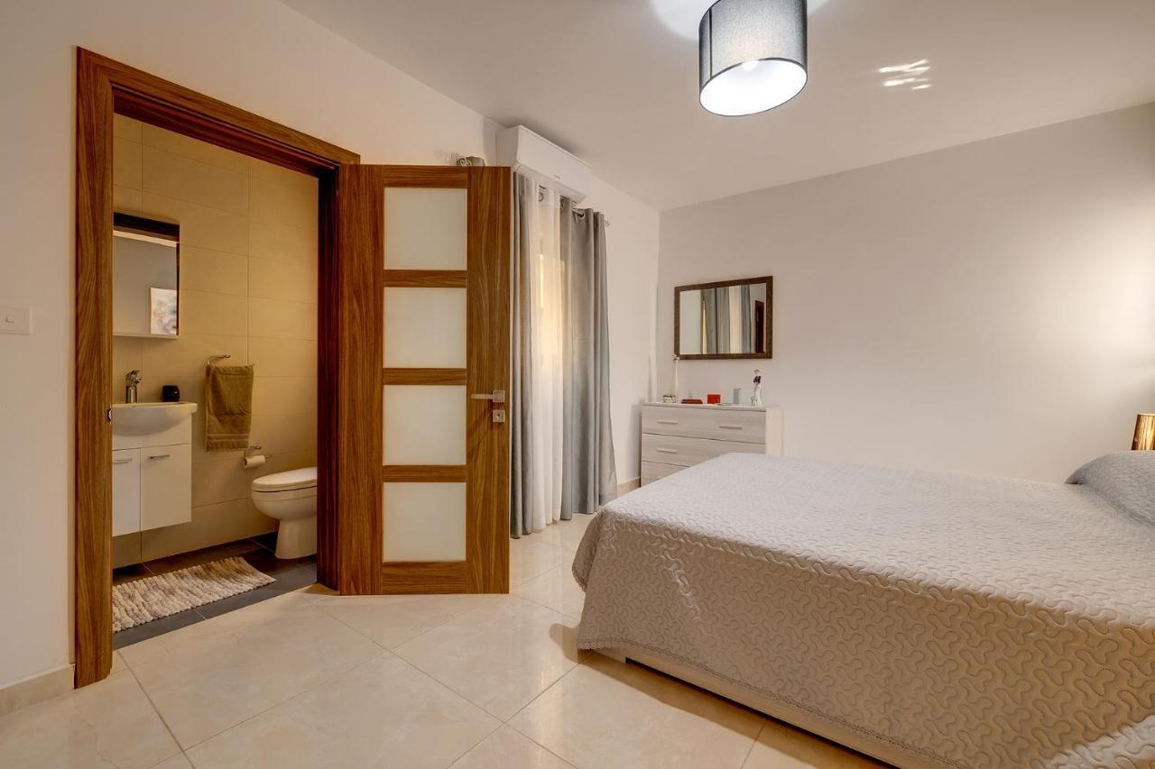 Stylish Bright And Airy Apart In Central Bugibba St. Paul's Bay Bagian luar foto