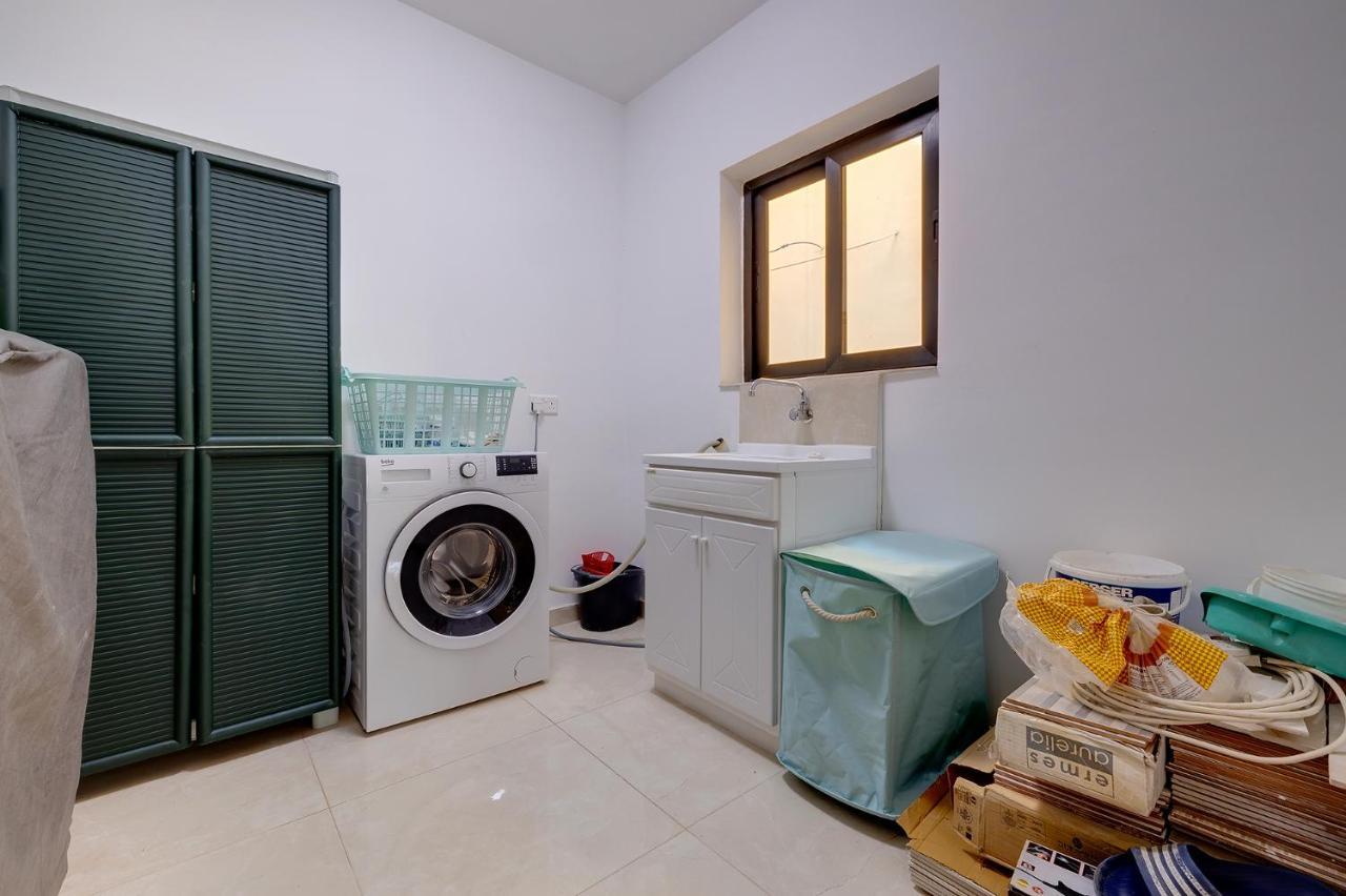 Stylish Bright And Airy Apart In Central Bugibba St. Paul's Bay Bagian luar foto