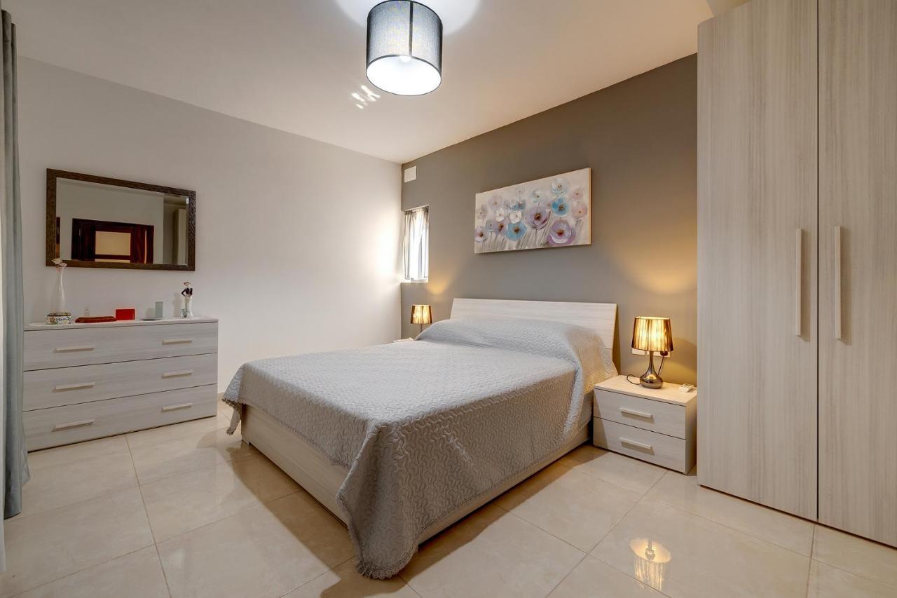 Stylish Bright And Airy Apart In Central Bugibba St. Paul's Bay Bagian luar foto